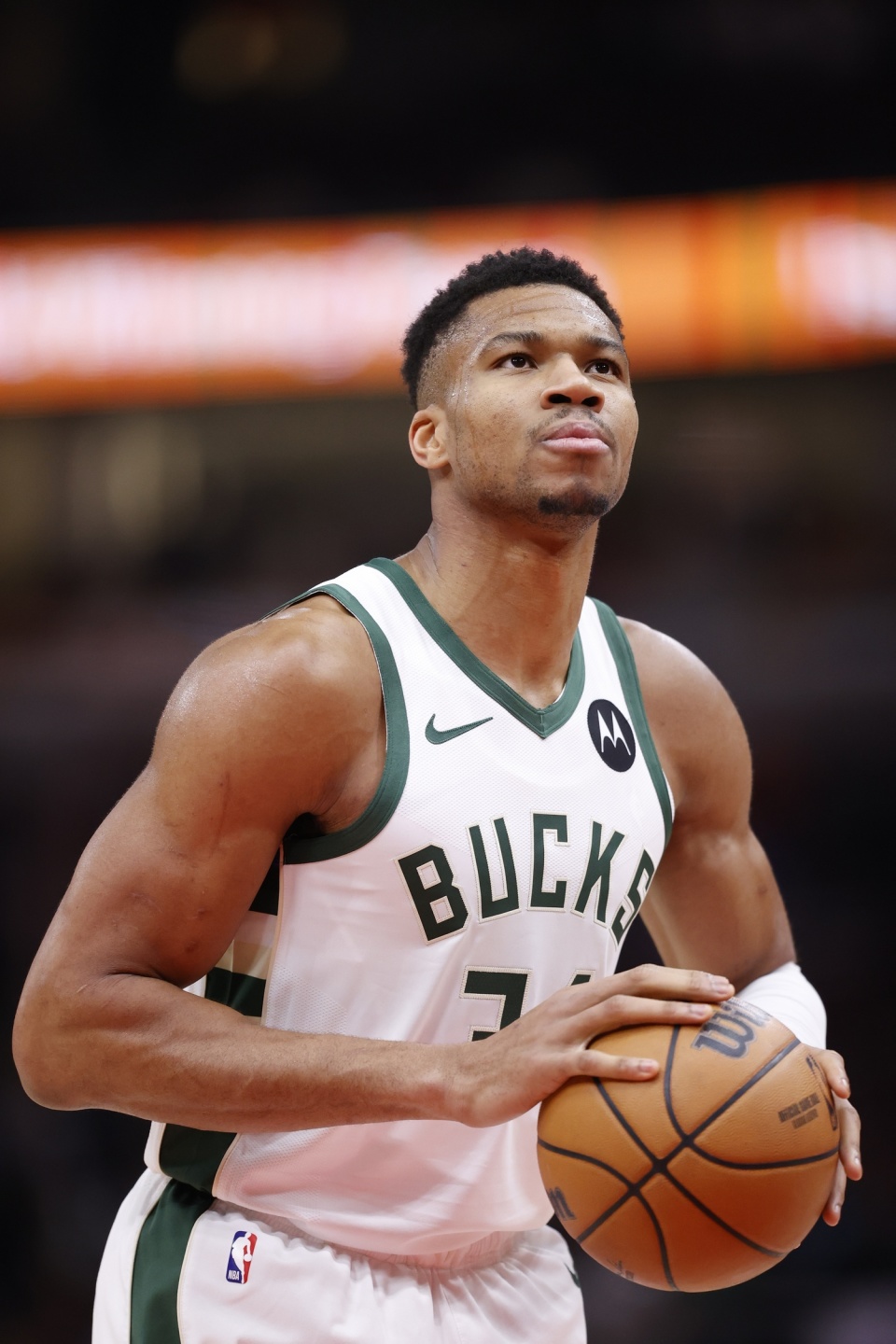 球迷在训练基地拉横幅支持阿隆索：我们爱你，冠军，振作起来（训练基地球迷举横幅力挺阿隆索：冠军，我们爱你，加油！）