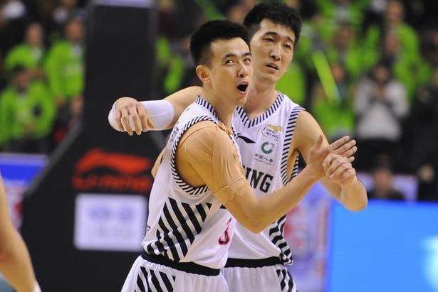 足球国足后防稳固，连续三场零封对手（国足筑牢后防，连续三战零封）