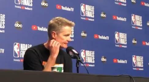 摄像机记录姆巴佩场上语言：向裁判索要解释、让贝林进行压迫（镜头捕捉姆巴佩场上交流：向裁判要解释，指挥贝林前场施压）