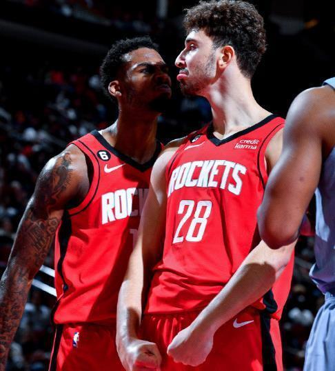 亚历山大15中11轰28分8助，连续96场20+得分（亚历山大15投11中轰28分8助，已连续96场20+）