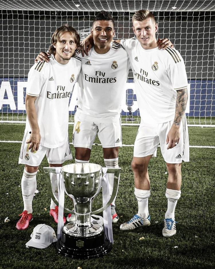 利物浦本赛季状态低迷，引援失误和阵容问题导致萨拉赫被冷宫，球队内部矛盾加剧。（利物浦赛季表现不佳：引援不当、阵容失衡致萨拉赫遭雪藏，队内矛盾升级）