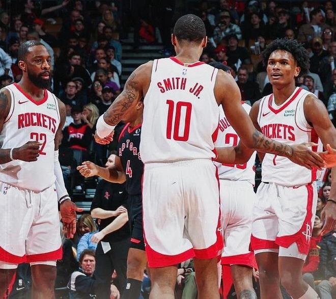 有惊无险，小麦和孔蒂所乘飞机警告灯误报导致飞机迫降（虚惊一场，小麦与孔蒂所乘航班因警示灯误报紧急降落）