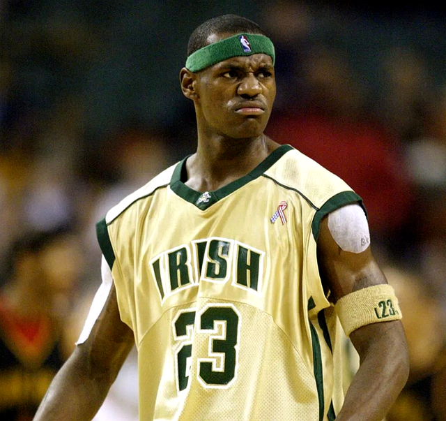 TT全球总决赛次日蓄势待发，首日差距微小（TT全球总决赛次日即将打响，首日难分高下）