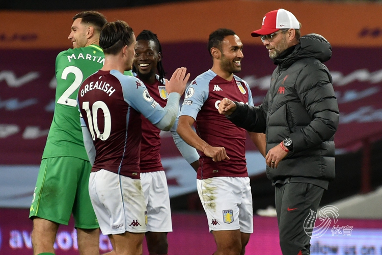 足球世界杯比赛用球曝光，设计引好评（世界杯官方比赛用球亮相，设计广受好评）