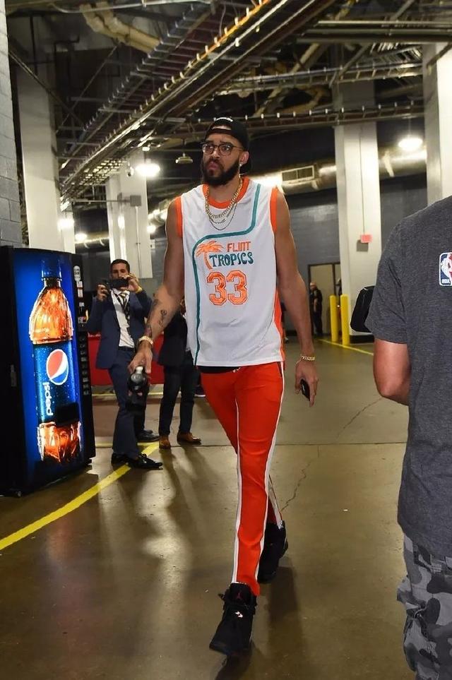 英超3-1大冷门！11.4亿豪门轰然倒下 升班马终结4连败逃离降级区（英超3-1爆冷！总身价11.4亿豪门倒下，升班马止住四连败跃出降级区）